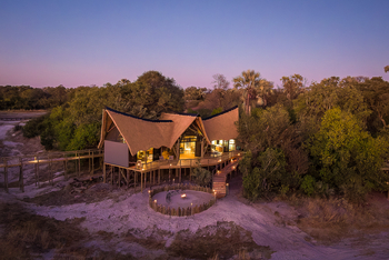 Little Tubu Camp Little Tubu Camp: Hauptgebäude am Abend