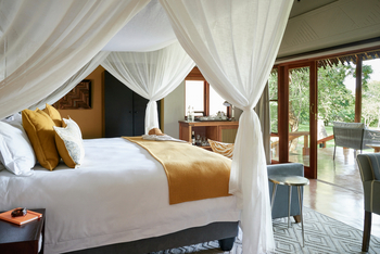 Sanctuary Chobe Chilwero Sanctuary Chobe Chilwero: Doppelbett mit Blick