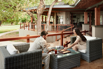 Sanctuary Chobe Chilwero Sanctuary Chobe Chilwero: Auf der Terrasse