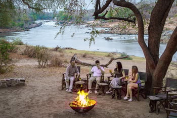 Mkulumadzi Lodge Mkulumadzi Lodge: Gäste am Lagerfeuer