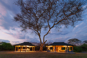 Kuthengo Camp Kuthengo Camp: Zentralbereich am Abend