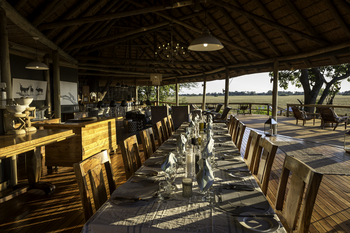 Kwetsani Camp Kwetsani Camp: Esstisch mit Blick auf flaches Land