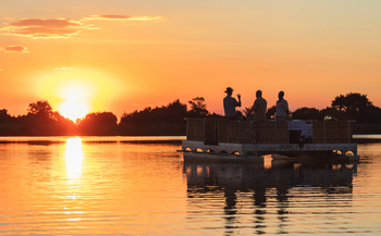 Xugana Island Lodge Xugana Island Lodge: Schwimmendes Deck und Sonnenuntergang