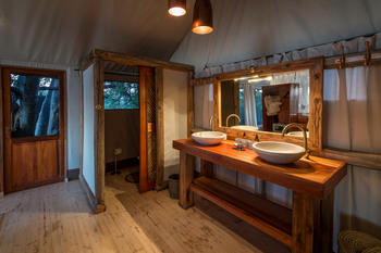 Little Tubu Camp Little Tubu Camp: Doppelwaschtisch und Spiegel