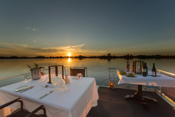 Xugana Island Lodge Xugana Island Lodge: Gedeckter Tisch auf schwimmendem Deck