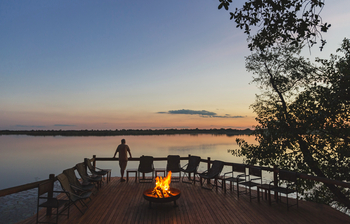 Xugana Island Lodge Xugana Island Lodge: Feuerstelle am Abend mit Stuhlkreis