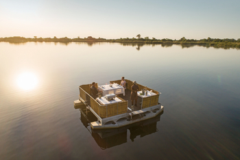 Xugana Island Lodge Xugana Island Lodge: Schwimmendes Deck auf dem Fluss