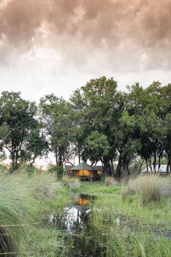 Duba Explorers Camp Duba Explorers Camp: Lagune vor einem Zelt