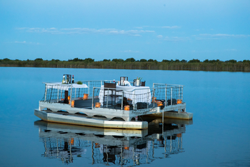 Xugana Island Lodge Xugana Island Lodge: Schwimmendes Deck mit Beleuchtung