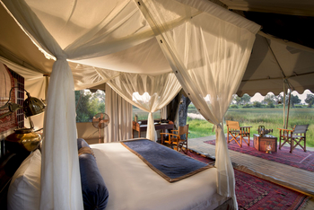 Duba Explorers Camp Duba Explorers Camp: Bett vor Veranda