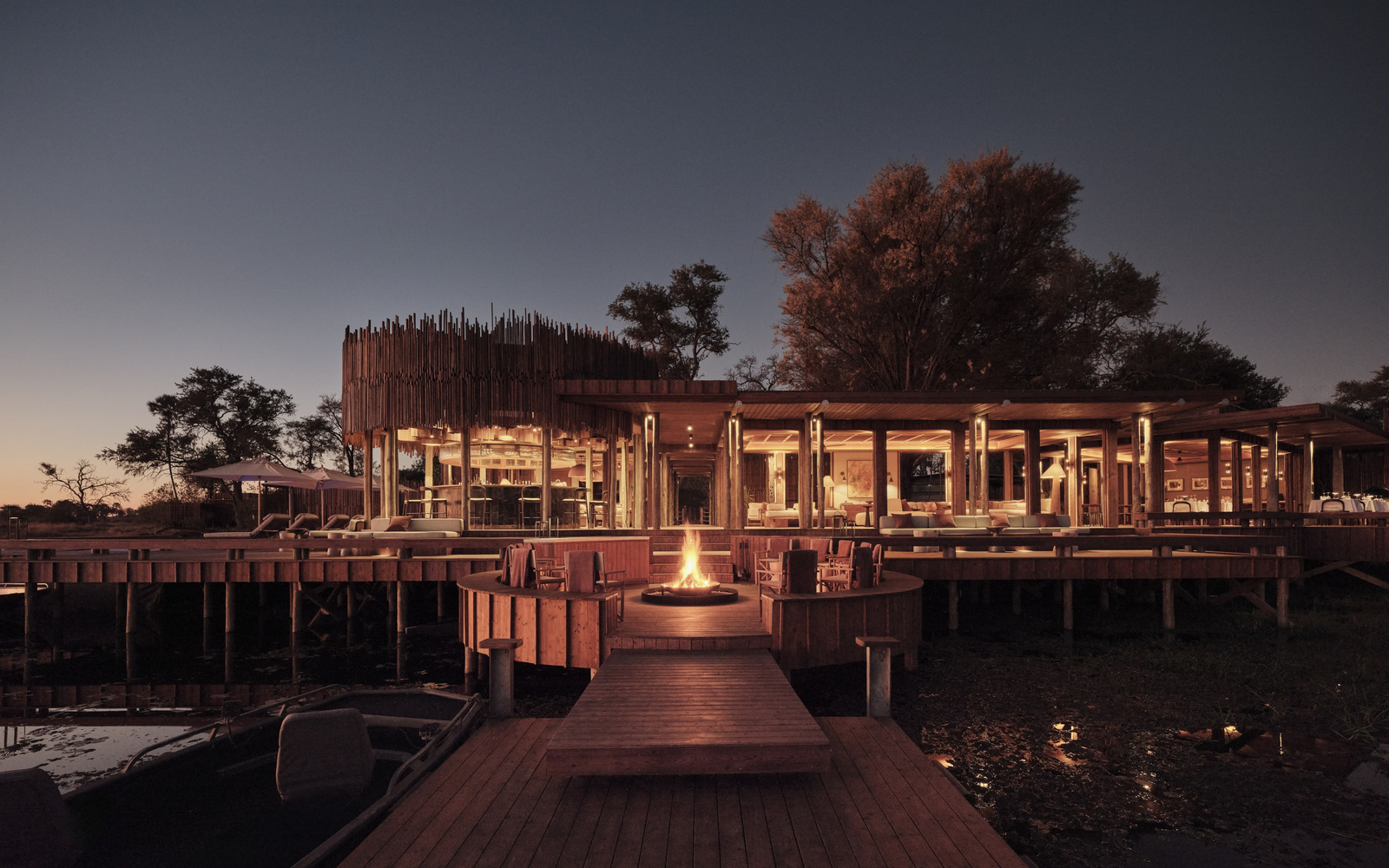 Sanctuary Baines Camp Sanctuary Baines Camp: Hauptgebäude bei Nacht