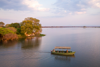 Kuthengo Camp Kuthengo Camp: Boot vor dem Camp