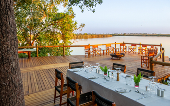 Xugana Island Lodge Xugana Island Lodge: Gedeckter Esstisch und Feuerstelle