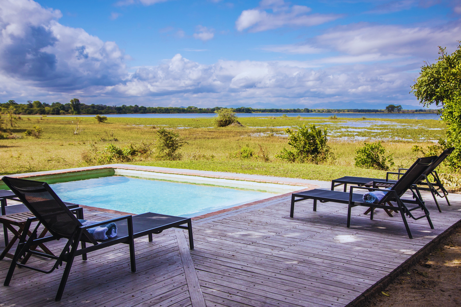 Kuthengo Camp Kuthengo Camp: Pool mit Liegestühlen
