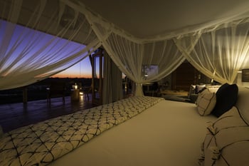 Kwetsani Camp Kwetsani Camp: Bett mit Moskitonetz