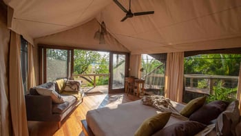Jacana Camp Jacana Camp: Bett und Deckenventilator