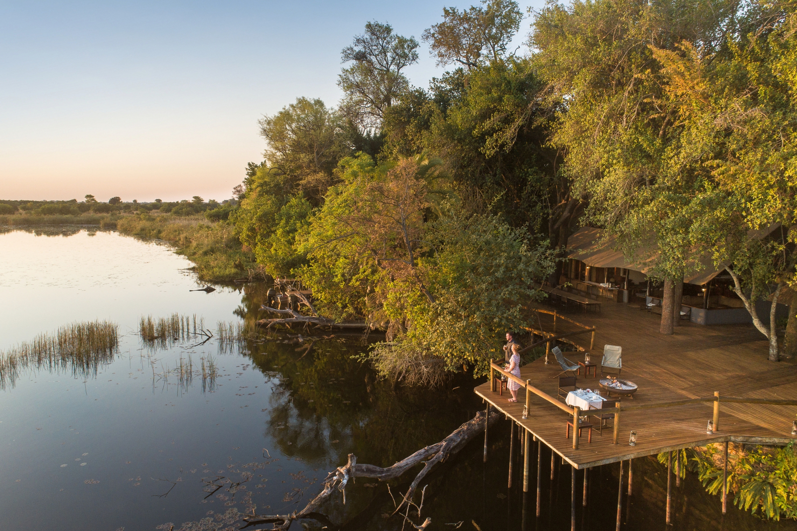 Xugana Island Lodge Xugana Island Lodge: Lounge mit Feuerstelle