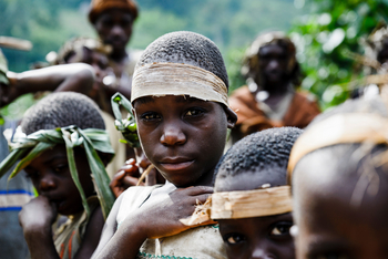 Sanctuary Gorilla Forest Camp Sanctuary Gorilla Forest Camp: Junge Leute vom Stamm der Batwa