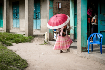 Sanctuary Gorilla Forest Camp Sanctuary Gorilla Forest Camp: Einheimische mit Regenschirm