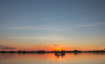 Xugana Island Lodge Xugana Island Lodge: Fluss mit schwimmendem Deck und Sonnenuntergang