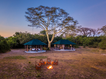 Kuthengo Camp Kuthengo Camp: Lagerfeuer vor dem Zentralbereich