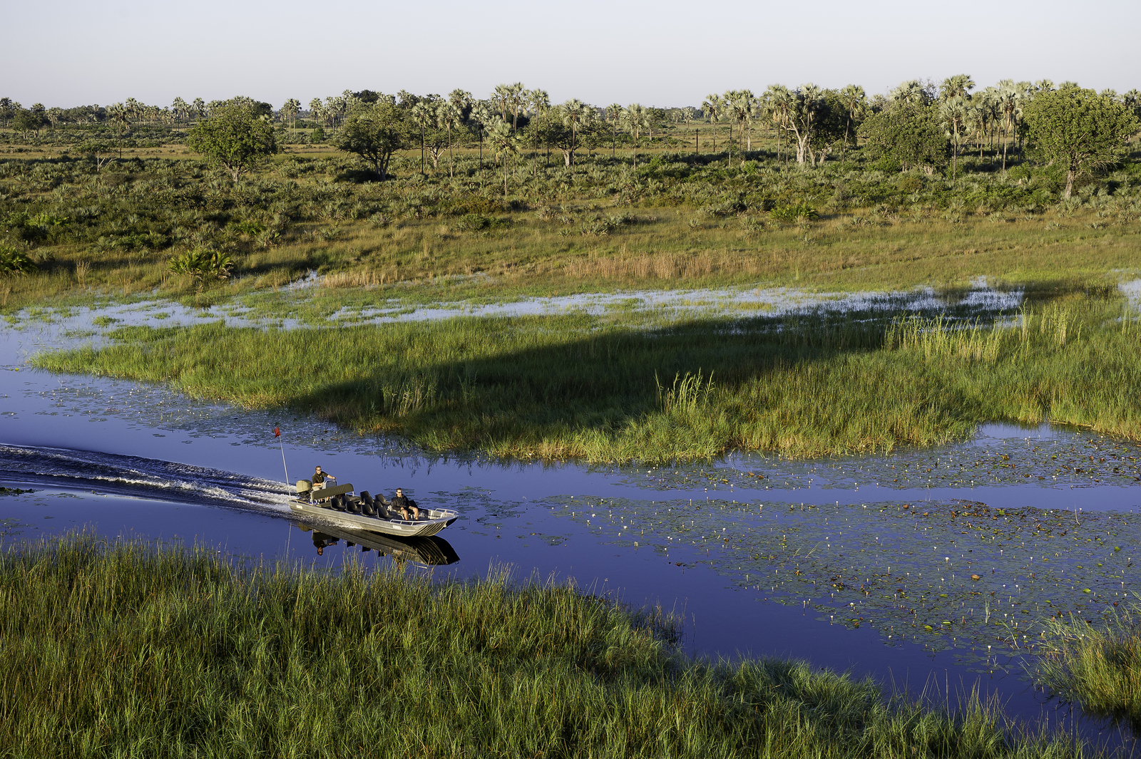 Kwetsani Camp Kwetsani Camp: Motorboot auf einem WasserlaufSchnellboot durch die Deltakanäle