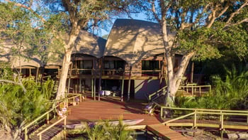 Jacana Camp Jacana Camp: Deck vor dem Hauptgebäude