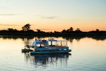 Xugana Island Lodge Xugana Island Lodge: Schwimmendes Deck am Abend