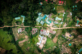 Sanctuary Gorilla Forest Camp Sanctuary Gorilla Forest Camp: Luftbild Schule