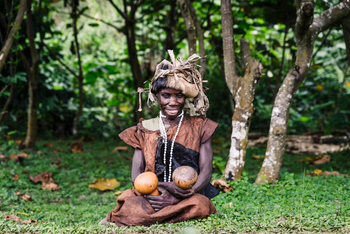 Sanctuary Gorilla Forest Camp Sanctuary Gorilla Forest Camp: Einheimische lächelt in die Kamera