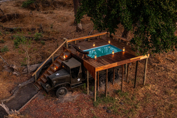Duba Explorers Camp Duba Explorers Camp: Swimming Pool auf der Ladefläche eines Army Trucks