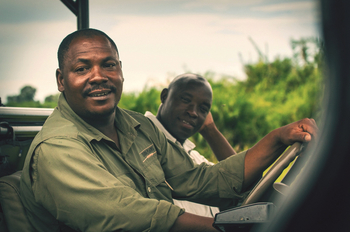Duba Explorers Camp Duba Explorers Camp: Safari Guide am Steuer