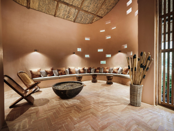 Sanctuary Gorilla Forest Camp Sanctuary Gorilla Forest Camp: Mud Room - Stiefelkeller