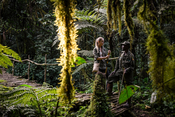 Sanctuary Gorilla Forest Camp Sanctuary Gorilla Forest Camp: Gast mit Guide im Wald