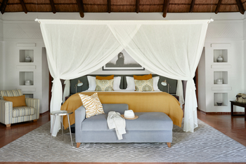 Sanctuary Chobe Chilwero Sanctuary Chobe Chilwero: Doppelbett mit Moskitonetz