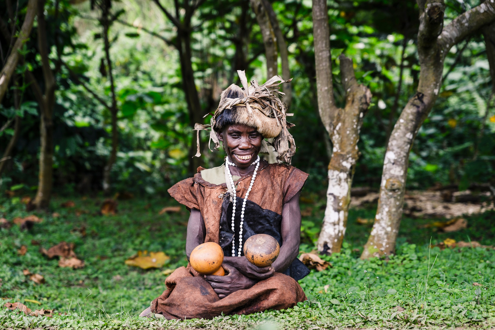 Sanctuary Gorilla Forest Camp Sanctuary Gorilla Forest Camp: Einheimische lächelt in die Kamera