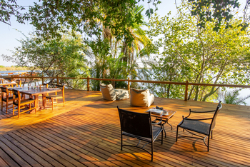 Xugana Island Lodge Xugana Island Lodge: Hauptbereich mit Blick auf den Fluss