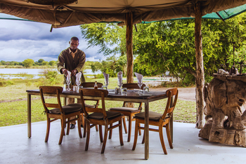 Kuthengo Camp Kuthengo Camp: Esstisch