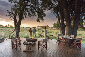Duba Explorers Camp Duba Explorers Camp: Deck am Rande einer Lagune