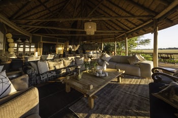 Kwetsani Camp Kwetsani Camp: Offene Lounge mit Reetdach